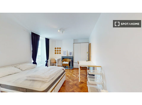 Room in shared 14-bedroom apartment for rent, Fontainebleau. - For Rent