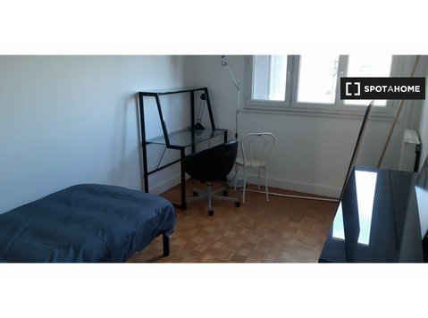 Paris'te 3 yatak odalı dairede kiralık odalar - Kiralık