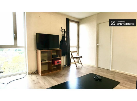Alquiler de habitaciones en apartamento de 3 dormitorios en… - Alquiler
