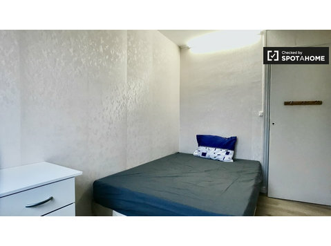 Chambre simple à louer dans un appartement de 4 chambres à… - À louer