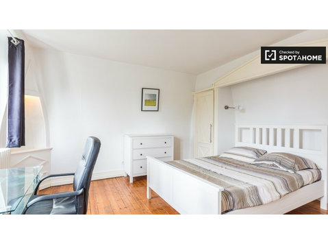 Spaziosa camera in appartamento con 7 camere da letto a… - In Affitto
