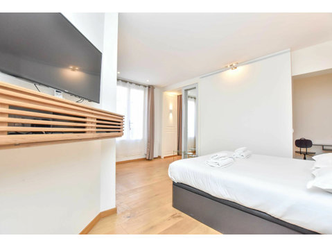 Spacious studio for 2 people at the foot of the Champs… - For Rent