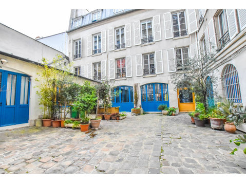 Superb typical Parisian flat refurbished in the center of… - Aluguel