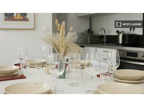 2-bedroom apartment for rent in Paul Bert, Paris - Apartamente