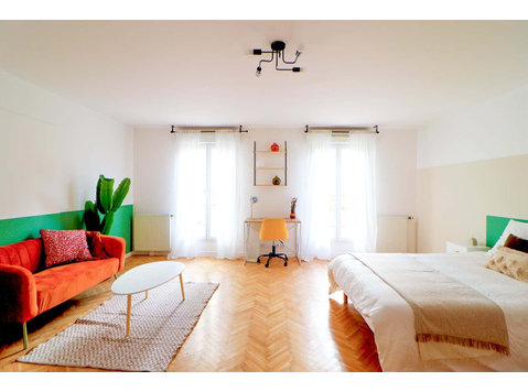 Imposing bedroom of 30 m² for rent - Lejligheder