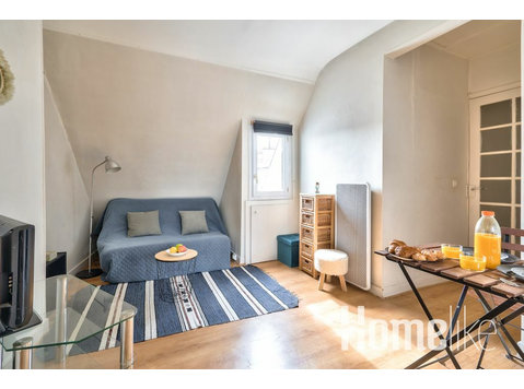 New Parisian Studio with View in the Central 11th - Appartements