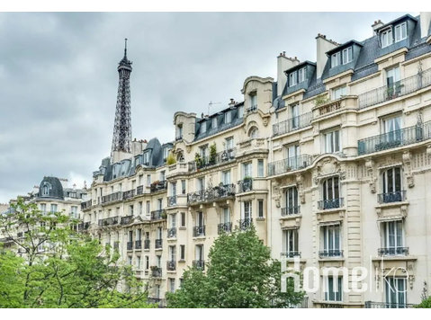 OFFERING A SPETACULAR VIEW OVER THE EIFFEL – AN EXCEPTIONAL… - Apartments