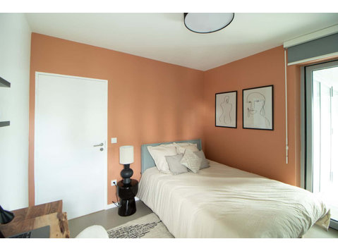 Rent this contemporary 11 m² bedroom in coliving at Rosa… - Apartamentos