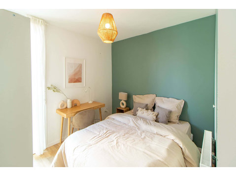 Rent this pleasant 10 m² in coliving bedroom in Paris - Căn hộ