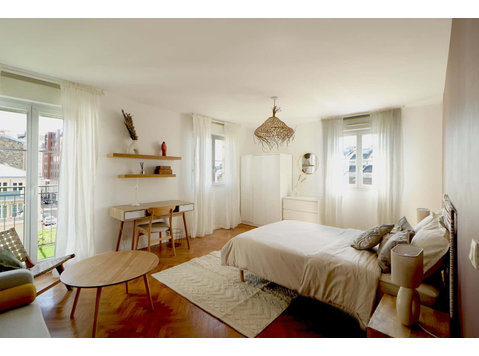 Spacious 23 m² bedroom with its private balcony for rent in… - Apartmani