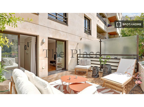 Studio for rent in Front de Seine, Paris - Apartamente