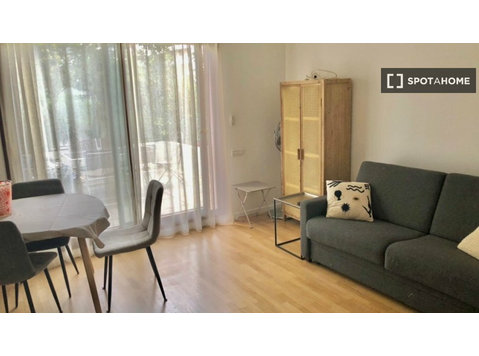 Studio for rent in Front de Seine, Paris - Apartamente