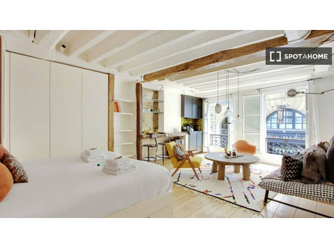 Studio for rent in Monnaie, Paris - Apartamente