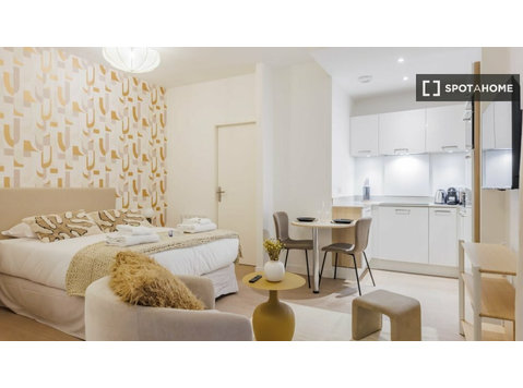 Studio for rent in République-Point-du-Jour, Paris. - Apartamente