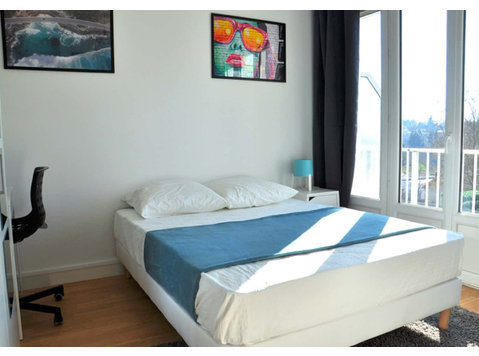Large bedroom with balcony  15m² - Apartments
