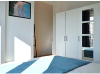 Large bedroom with balcony  15m² - Appartements