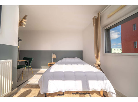 Move into this large 15 m² room in a coliving space for… - Korterid