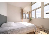 Move into this large 15 m² room in a coliving space for… - Appartements