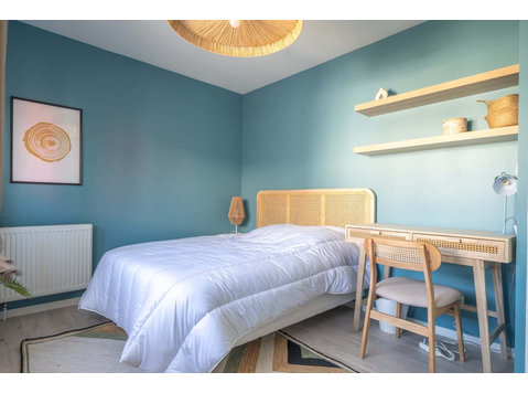 Move into this softly styled 12 m² room in a coliving space… - Διαμερίσματα