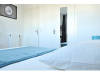 Quiet and bright bedroom  13m² - Appartements