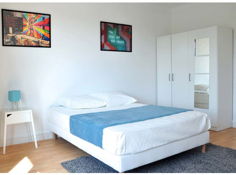 Spacious room with balcony  15m² - 公寓