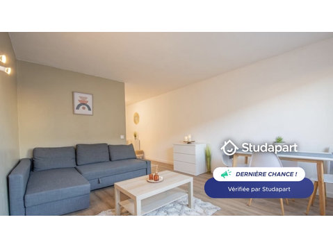 Le logement fait  et comprend un salon avec un canapé… - À louer