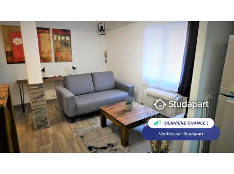 Vast studio ideally located in the center of the old… - À louer