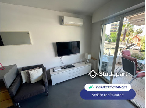 Welcome to a newly renovated, fully furnished apartment… - À louer