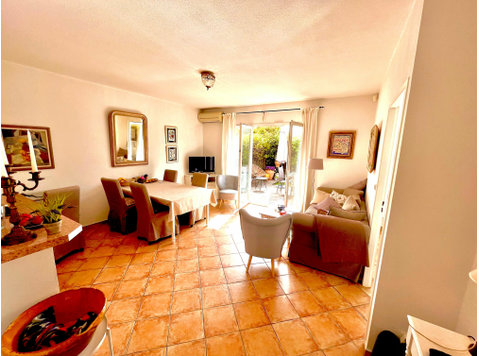 Sonniges Dorfhaus mit Garten bei Ste.Maxime - Nähe Strände. - Zu Vermieten