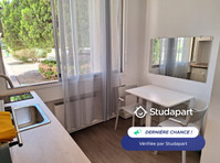 Located in the heart of Marseille, just a 10-minute walk… - Do wynajęcia