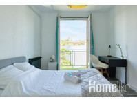 Kamer met balkon in appartement van 103 m² op 1/2 uur van… - Woning delen
