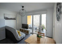 1 BR Flat with Terrace and Parking - Aluguel