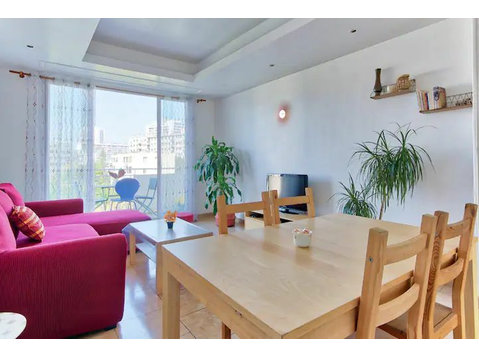 3-bedroom flat with balcony in a secure residence - השכרה
