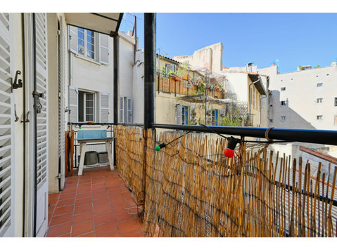 Apartment with balcony in a lively area of Marseille - For Rent
