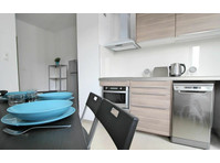 Co-Living: 15m² Furnished Room with Balcony Access - À louer