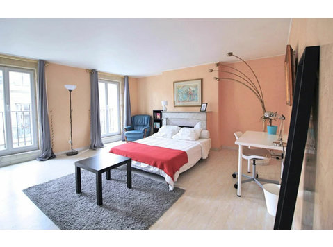 Co-Living: 25m²  Bedroom with Balcony Access & Workspace - Til Leie
