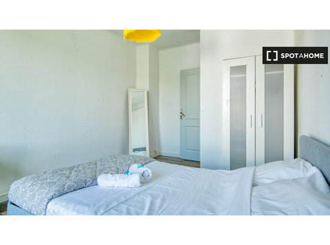 Room for rent in 4-bedroom apartment in Marseille - Аренда