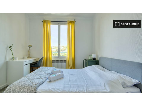 Marsilya'da 4 yatak odalı dairede kiralık oda - Kiralık