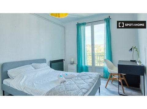 Marsilya'da 4 yatak odalı dairede kiralık oda - Kiralık