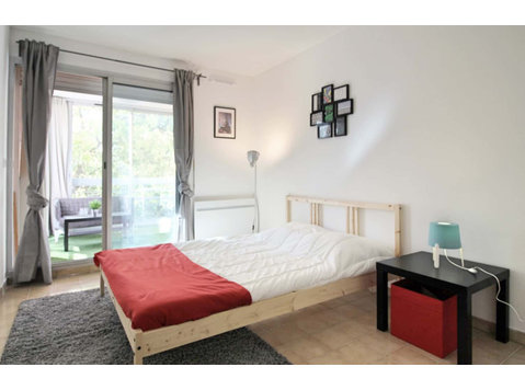 Large bedroom with veranda  20m² - آپارتمان ها
