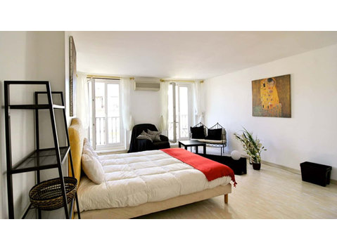 Large suite with bathroom  40m² - Apartments