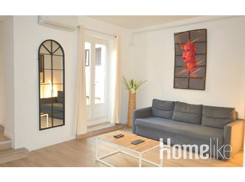 Located inside a patio and has a superb terrace of 15m² - Apartments