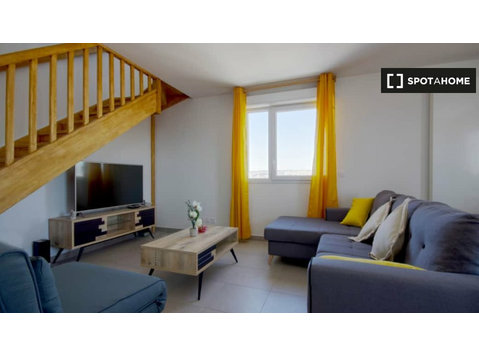 Chambres à louer dans appartement 3 pièces à Marseille - Appartements
