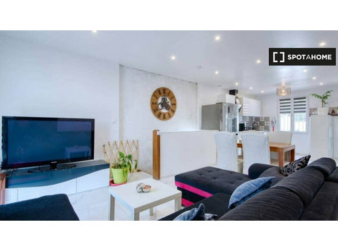 Marsilya'da 3 yatak odalı dairede kiralık odalar - Apartman Daireleri
