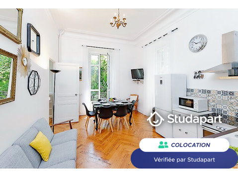 The place has everything you need : 
Each room is furnished… - À louer
