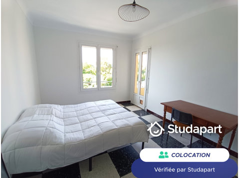 ) 
- 2 chambres plus petites partageant une salle de bain
-… - À louer