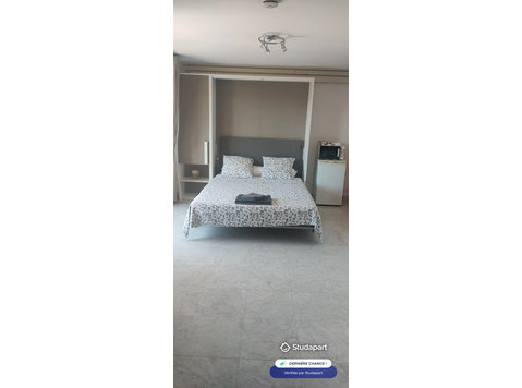 A loué un appartement meublé dans une maison. L'appartement… - À louer