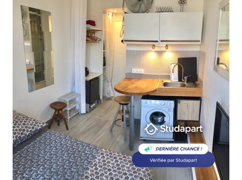 Cozy and equipped studio of 10m2 with balcony located on… - À louer