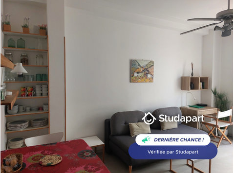 Entrée avec grand placard/penderie.
Salle d'eau avec… - À louer