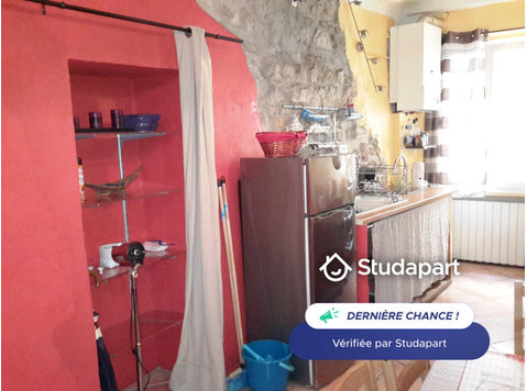 Studio de 30 m2 situé dans le vieux Nice à 3 minutes à pied… - À louer